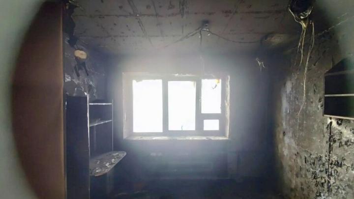 На ночном пожаре в Саратове спасены восемь взрослых и трое детей На ночном пожаре в Саратове спасены восемь взрослых и трое детей