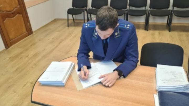 Жительница Маркса предстанет перед судом за удар ногой в полицейского при эвакуации авто Жительница Маркса предстанет перед судом за удар ногой в полицейского при эвакуации авто