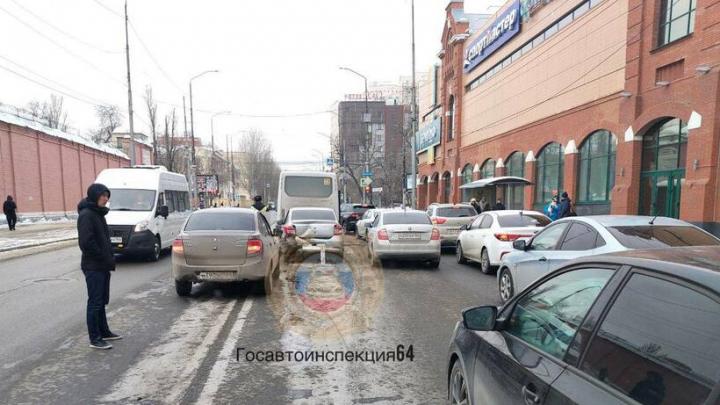 У «Триумф Молла» в Саратове в тройном ДТП пострадала автоледи