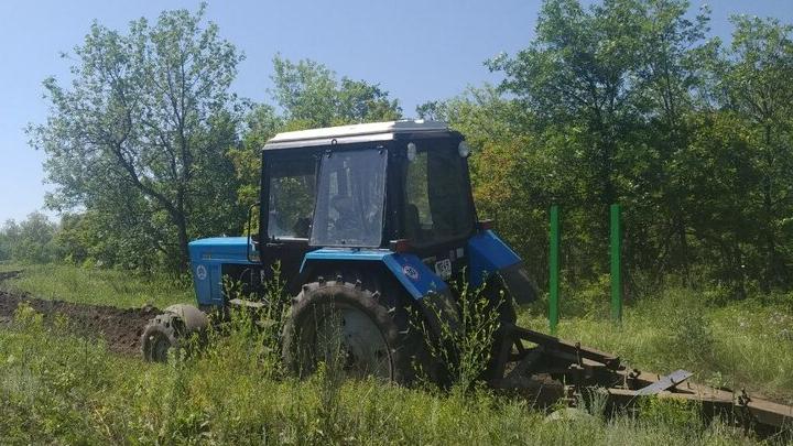 Пьяный житель Калининска на «ВАЗе» врезался в трактор Пьяный житель Калининска на «ВАЗе» врезался в трактор