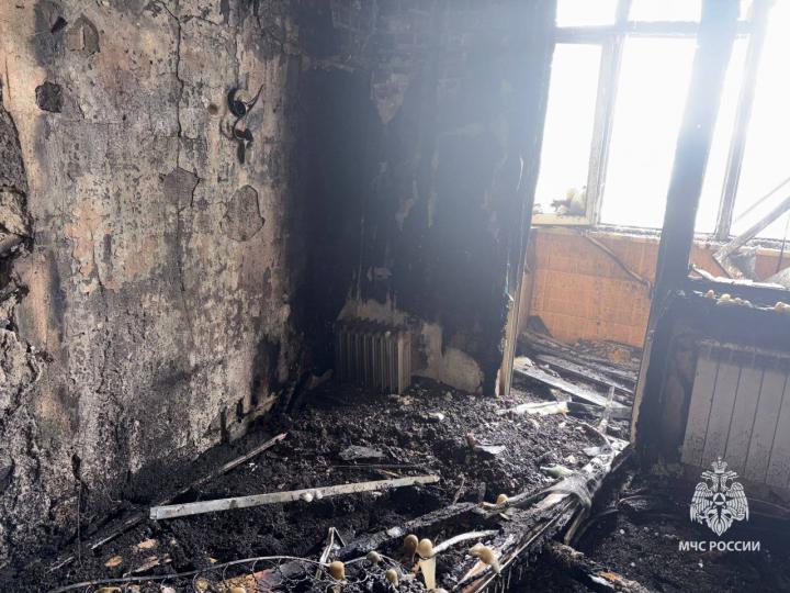 Пожар перекинулся на крышу: в Саратове погиб пенсионер, причина пока не установлена Пожар перекинулся на крышу: в Саратове погиб пенсионер, причина пока не установлена