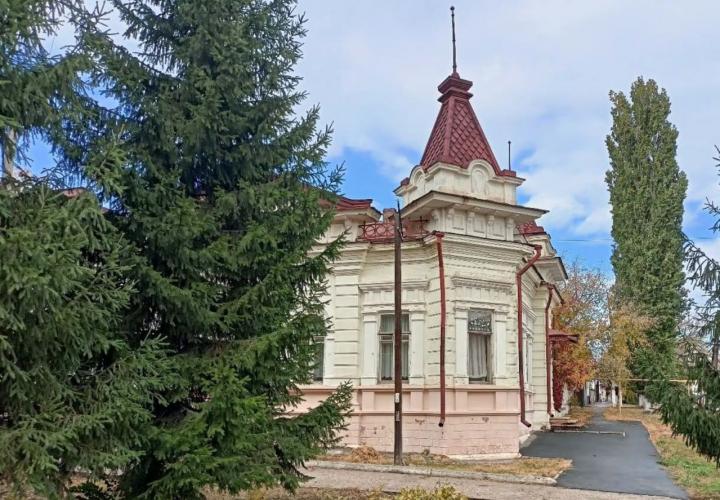 Дом Солдаткина в Хвалынске, где жил Суслов и снимался Гайдай, наконец получил защиту от застройки
