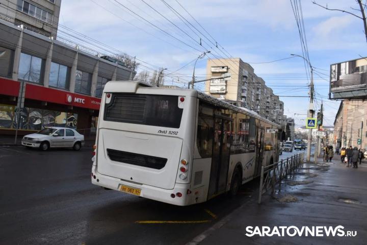 Розы для водителей: саратовский министр лично поздравлял женщин за рулем с 8 Марта Розы для водителей: саратовский министр лично поздравлял женщин за рулем с 8 Марта