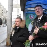 Розы для водителей: саратовский министр лично поздравлял женщин за рулем с 8 Марта