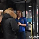 Розы для водителей: саратовский министр лично поздравлял женщин за рулем с 8 Марта