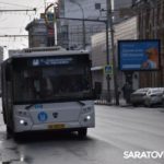 Розы для водителей: саратовский министр лично поздравлял женщин за рулем с 8 Марта