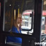 Розы для водителей: саратовский министр лично поздравлял женщин за рулем с 8 Марта