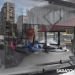 Розы для водителей: саратовский министр лично поздравлял женщин за рулем с 8 Марта