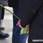 Розы для водителей: саратовский министр лично поздравлял женщин за рулем с 8 Марта