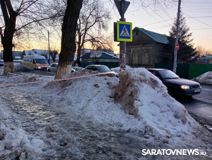 Жители Энгельса жалуются на снег и наледь у полицейского отдела
