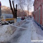 Жители Энгельса жалуются на снег и наледь у полицейского отдела Жители Энгельса жалуются на снег и наледь у полицейского отдела