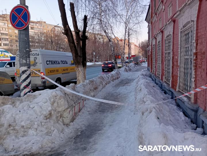 Жители Энгельса жалуются на снег и наледь у полицейского отдела Жители Энгельса жалуются на снег и наледь у полицейского отдела