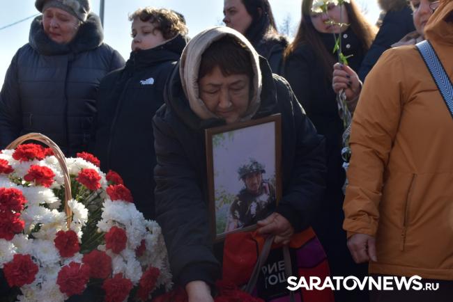 В Парке Победы Саратова на мемориал добавили имена 200 погибших участников СВО В Парке Победы Саратова на мемориал добавили имена 200 погибших участников СВО