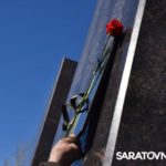 В Парке Победы Саратова на мемориал добавили имена 200 погибших участников СВО