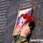 В Парке Победы Саратова на мемориал добавили имена 200 погибших участников СВО