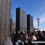 В Парке Победы Саратова на мемориал добавили имена 200 погибших участников СВО