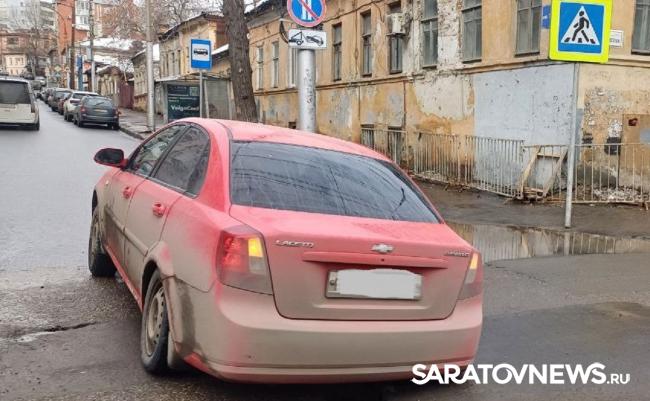 Иномарка угодила в огромный разлом на дороге на улице Чернышевского в Саратове Иномарка угодила в огромный разлом на дороге на улице Чернышевского в Саратове