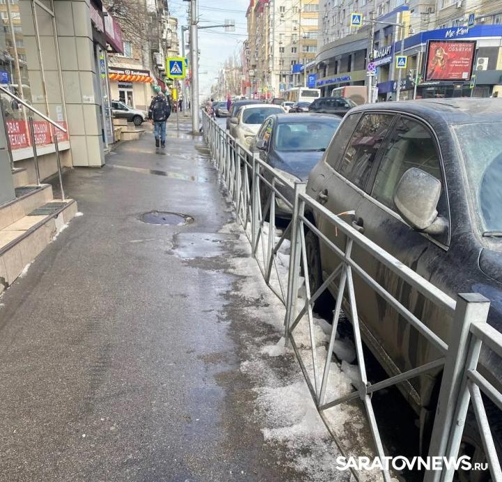 Мужчину госпитализировали после падения снега с крыши на улице Чапаева в Саратове