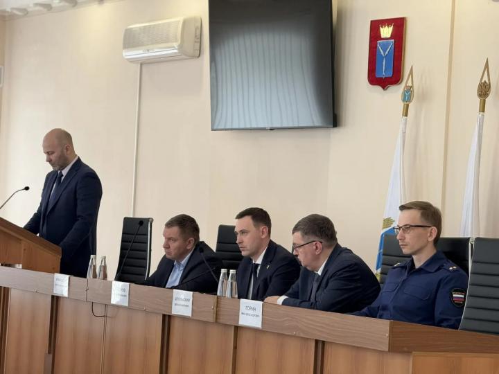 Сосульки и штрафы: глава Энгельсского района призвал УК активнее чистить крыши Сосульки и штрафы: глава Энгельсского района призвал УК активнее чистить крыши