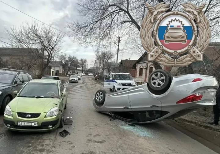 В Энгельсе две женщины не поделили дорогу — Hyundai перевернулся на крышу В Энгельсе две женщины не поделили дорогу — Hyundai перевернулся на крышу