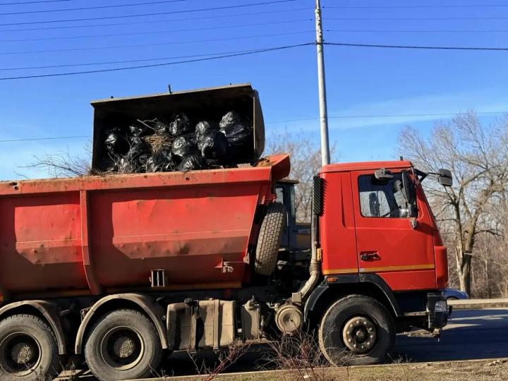 Более трёх тысяч саратовцев вышли на первый субботник 2026 года Более трёх тысяч саратовцев вышли на первый субботник 2026 года