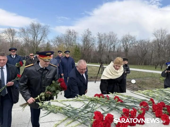 Сотрудники Следственного комитета Саратовской области высадили кедры на месте приземления Юрия Гагарина