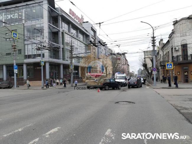 Две женщины пострадали в аварии у ТЦ «Аврора» в Саратове Две женщины пострадали в аварии у ТЦ «Аврора» в Саратове