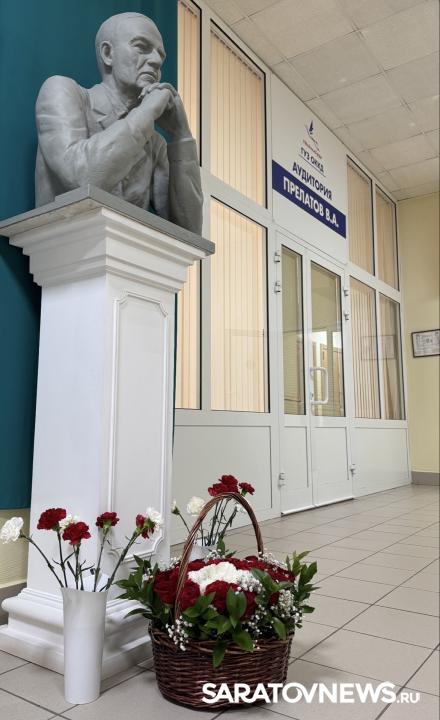 В Саратове почтили память легендарного кардиохирурга В Саратове почтили память легендарного кардиохирурга