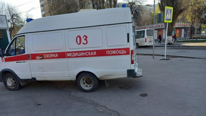 В Саратове парень избил прохожего из-за «странного взгляда» В Саратове парень избил прохожего из-за «странного взгляда»