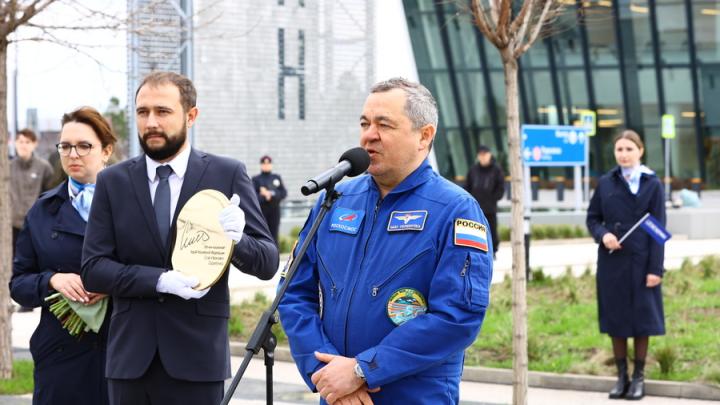 В саратовском аэропорту «Гагарин» открыли памятный знак космонавту Олегу Скрипочке В саратовском аэропорту «Гагарин» открыли памятный знак космонавту Олегу Скрипочке