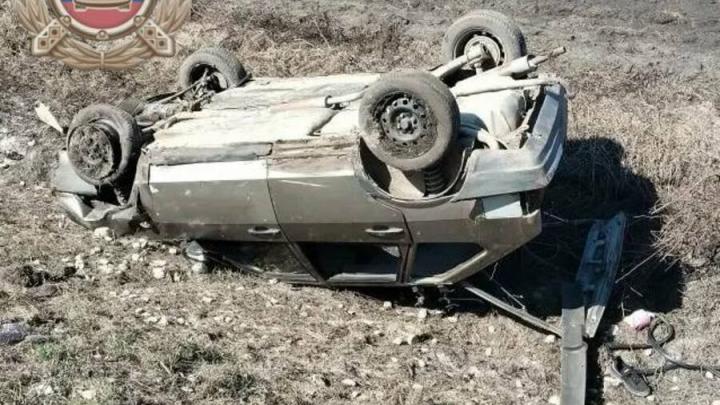 Мужчина и женщина перевернулись в «девятке» около саратовского села Мужчина и женщина перевернулись в «девятке» около саратовского села