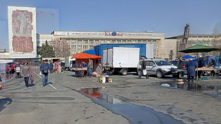 На Театральной площади в Саратове разрешили продавать колбасу и рыбу На Театральной площади в Саратове разрешили продавать колбасу и рыбу