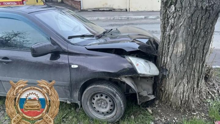 Пожилой водитель на иномарке врезался в дерево в Саратове Пожилой водитель на иномарке врезался в дерево в Саратове
