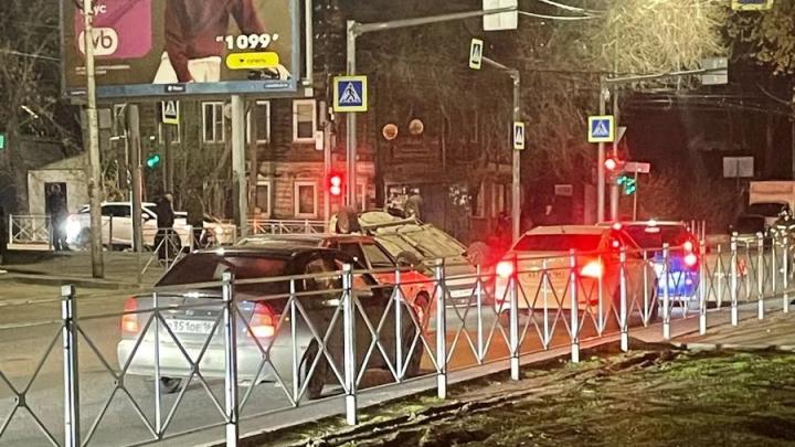 Гранта и Renault попали в серьезное ДТП на Большой Горной в Саратове Гранта и Renault попали в серьезное ДТП на Большой Горной в Саратове