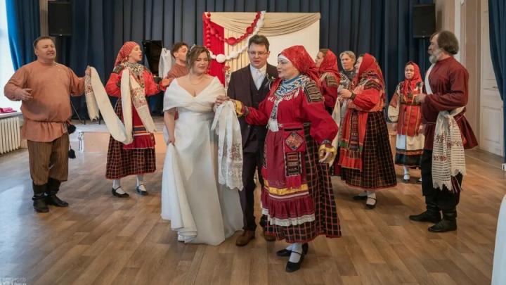 В Саратове сыграли первую фольклорную свадьбу по старинным обрядам В Саратове сыграли первую фольклорную свадьбу по старинным обрядам