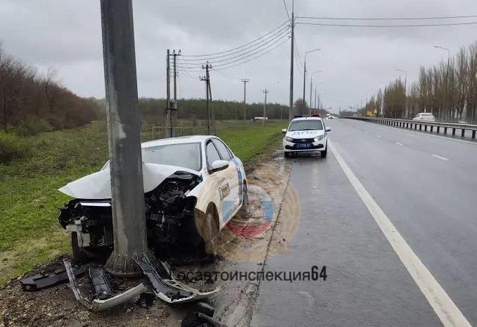 Машина в хлам: в Саратове арендованный авто протаранил столб Машина в хлам: в Саратове арендованный авто протаранил столб