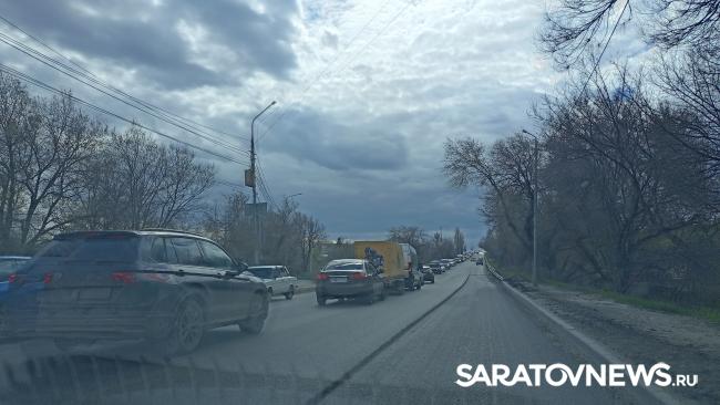 Многокилометровая пробка растянулась на въезде в Саратов по Сталинградскому шоссе