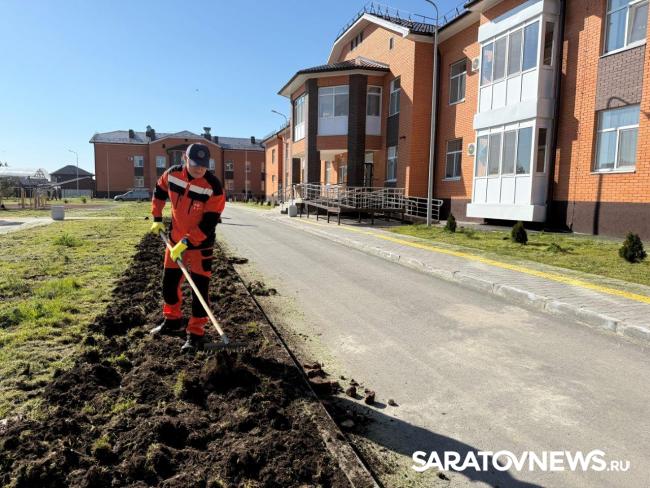 Энергетики «Т Плюс» помогли навести порядок на территории дома ветеранов в Балакове Энергетики «Т Плюс» помогли навести порядок на территории дома ветеранов в Балакове