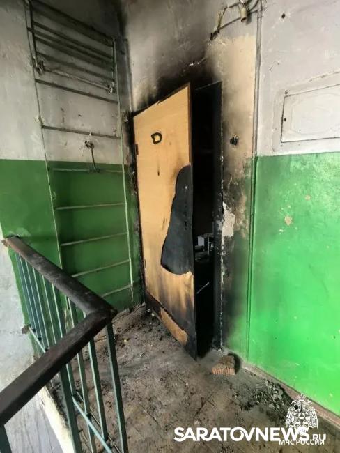 В Саратове ночью пожарные спасли трёх мужчин из горящей квартиры