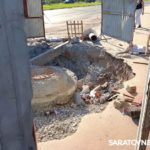 «Дыра» на дороге у Быка-солевоза портит вид на памятник в Энгельсе