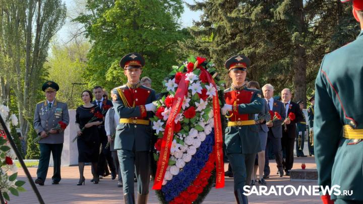 У монумента «Воин-освободитель» в Саратове почтили память павших
