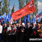 Тысячи саратовцев возложили цветы к Вечному огню на Соколовой горе