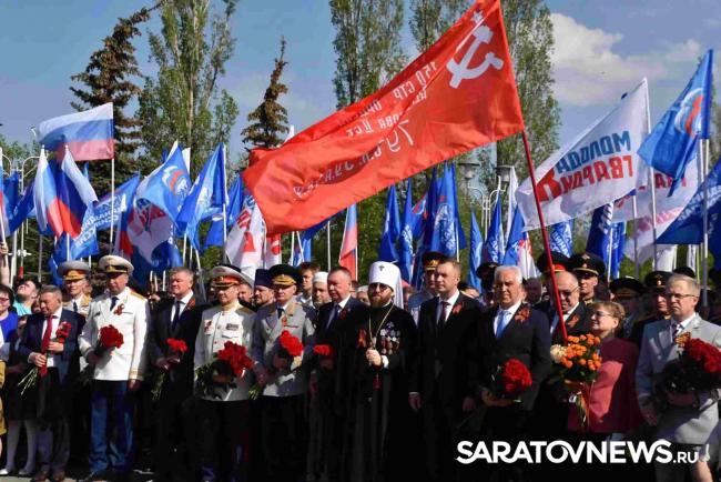 Тысячи саратовцев возложили цветы к Вечному огню на Соколовой горе Тысячи саратовцев возложили цветы к Вечному огню на Соколовой горе