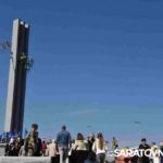 Тысячи саратовцев возложили цветы к Вечному огню на Соколовой горе