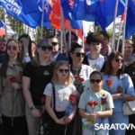 Тысячи саратовцев возложили цветы к Вечному огню на Соколовой горе