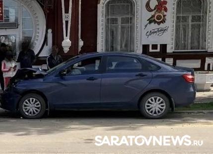 В Петровске водитель «Весты» врезался в иномарку и попал в больницу
