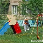 После прорыва коллектора в Энгельсе дезинфицируют дворы на улице Полтавской После прорыва коллектора в Энгельсе дезинфицируют дворы на улице Полтавской