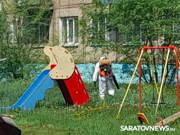 После прорыва коллектора в Энгельсе дезинфицируют дворы на улице Полтавской После прорыва коллектора в Энгельсе дезинфицируют дворы на улице Полтавской