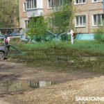 После прорыва коллектора в Энгельсе дезинфицируют дворы на улице Полтавской После прорыва коллектора в Энгельсе дезинфицируют дворы на улице Полтавской