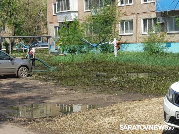 После прорыва коллектора в Энгельсе дезинфицируют дворы на улице Полтавской После прорыва коллектора в Энгельсе дезинфицируют дворы на улице Полтавской
